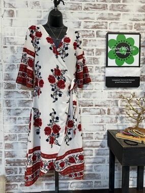 Floral Wrap Midi Dress in White with Red Blooms women’s large